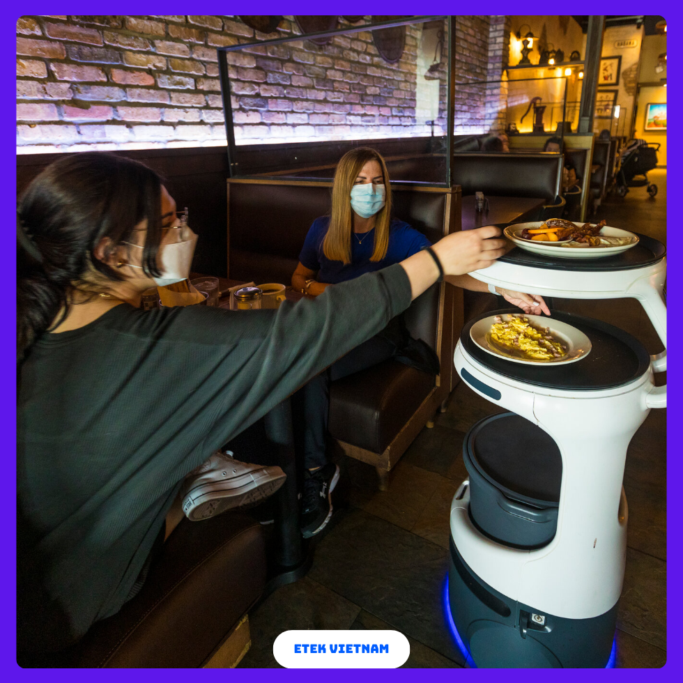 ROBOT PHỤC VỤ CHUỖI: CHUẨN HÓA VẬN HÀNH ĐA ĐIỂM VÀ GIẢM PHỤ THUỘC NHÂN SỰ